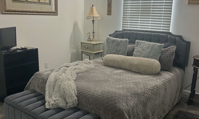 Joplin Condominio | Elegant, Quiet Homey Apartment