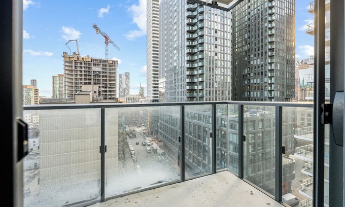 Old Town Apartamento | Modern Condo by Dundas Sq, 3BDR/2BTH & City Views