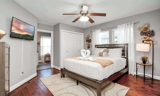 MacGregor Casa | Elegant HTX Retreat In Prime Location