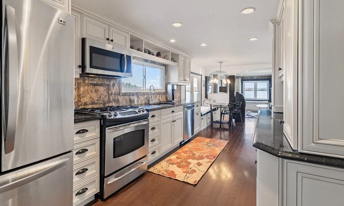 Elizabethtown-Kitley Cabaña | Luxury Waterfront Residence in exclusive Lily Bay (seasonal discount)
