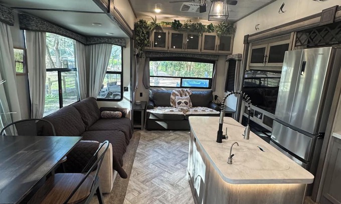 Pierson Alquiler De RV | Cozy campground in charming Pierson with AC, WiFi