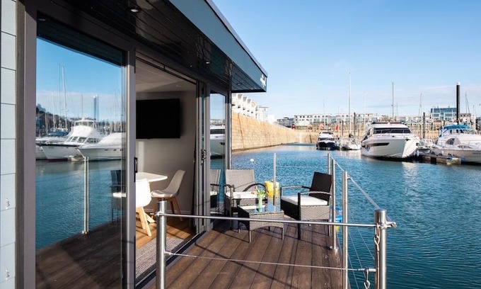 St. Helier Alquiler De Eote | The Shells floating luxury apartments in St Helier Marina - a unique experience!