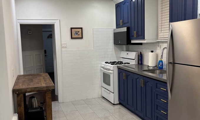 Koreatown Casa | Central charming home for up to 8, 5 mins to subway!