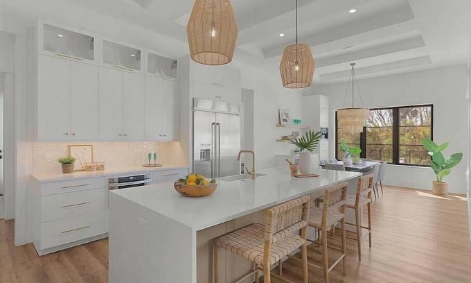 Ponte Vedra Beach Casa | Spacious 5 bedroom house with hot tub and pool, minute walk to the beach.