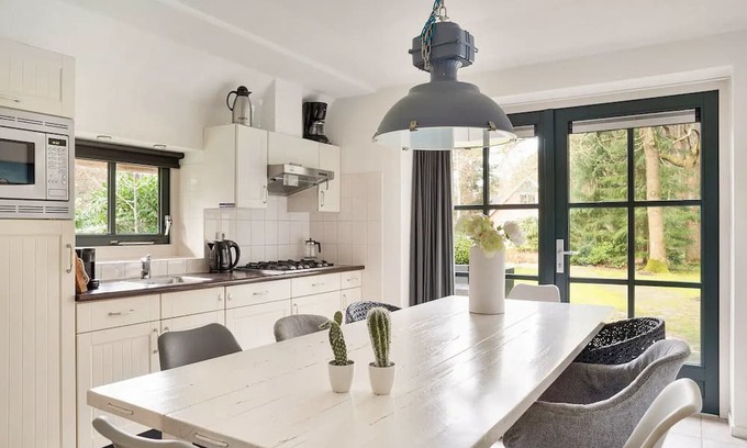 Hooghalen Casa | Detached holiday home with alcove bed, perfect for families.
