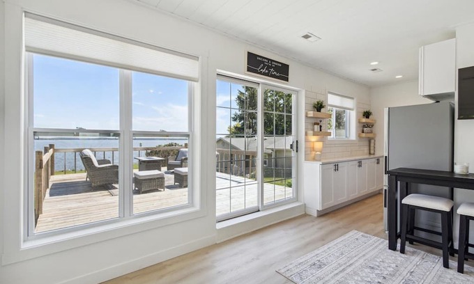 Lake Koshkonong Cabaña | Adorable Lakefront Cottage w/private pier, beautiful views & newly updated!