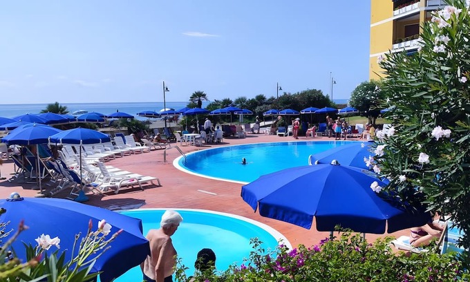 San Lorenzo al Mare Apartamento | Apartment 'A Casa Di Vale' with Shared Pool and Shared Garden