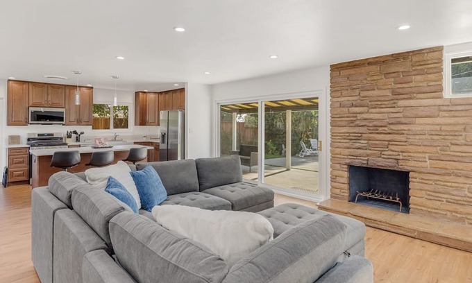 Granada Hills South Casa | Ultimate Valley Lounge and Swim
