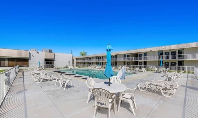 Hamilton Casa | Pet-Friendly Room: Enjoy Your Stay with Outdoor Pool and Free Parking