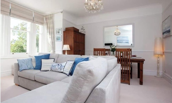 Babbacombe Apartamento | Chic Torquay Two Bed Two Bath Apartment w/ Parking Close To Beach & Restaurants