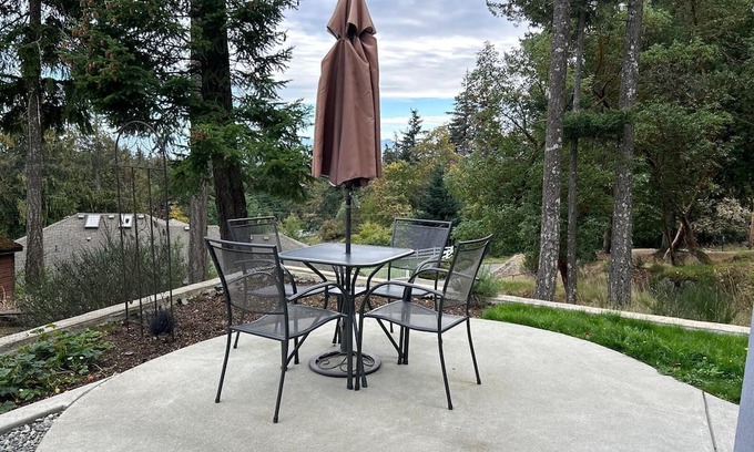Colwood Casa | Hilltop Hideaway