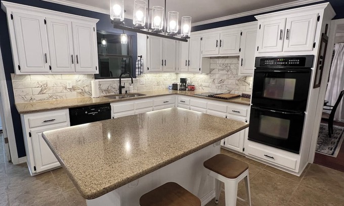 Jenks Casa | 3-bedroom w/HUGE backyard, <1 mile from Spain Ranch and 5 minutes from Jenks!