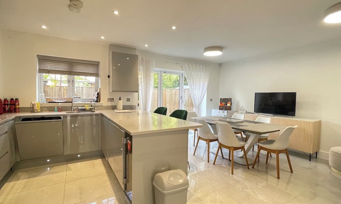 Surbiton Hill Casa | Surbiton House for 6, near Station, free parking