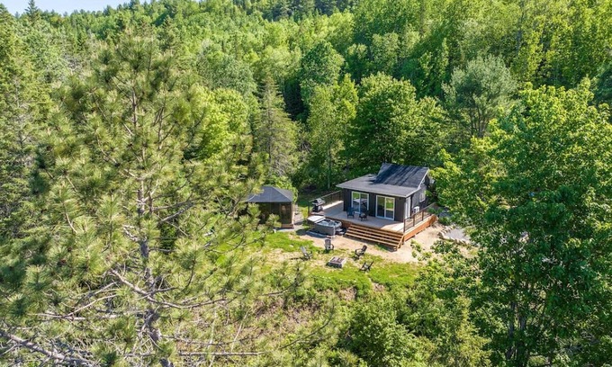 Saint-Alphonse-Rodriguez Casa | Chalet Hello| Private Lake Access | Hot Tub | EV