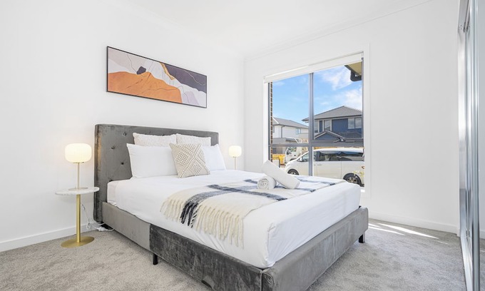 Leppington Casa | Leppington 5Br house near Woolworths/Tran station