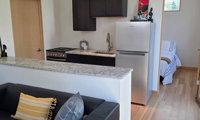 Central West End Cama Y Desayuno | Charming modern guesthouse in the beautiful Central West End with WiFi, AC