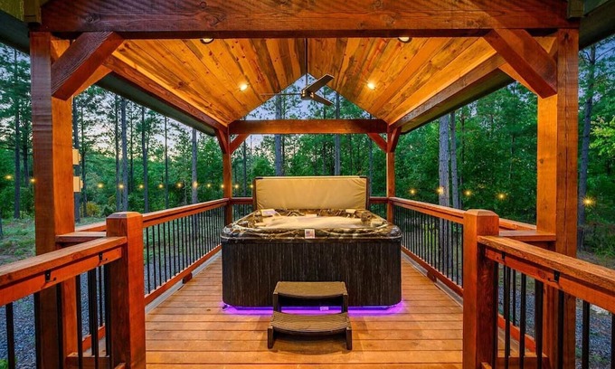 Pickens Cabina | Perfect for families, this new 2-story cabin on 1 acre sleeps 10