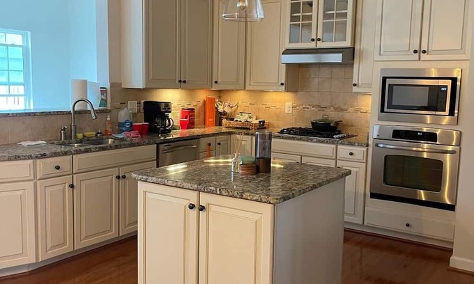 Burtonsville Casa | Charming 3-bedroom townhome in Burtonsville with a great view