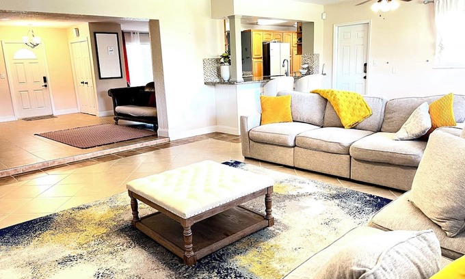 Homestead Casa | Charming 3-bedroom house with WiFi and AC in Homestead