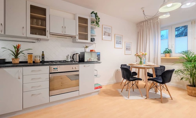 Rakowiec Apartamento | Charming Apartment Near Chopin Airport with Private Home Theater!
