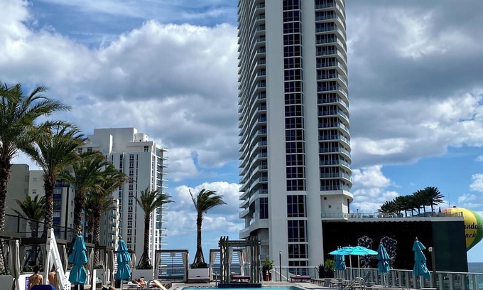 Hollywood South Central Beach Apartamento | sleep by the sea on this luxurious unit