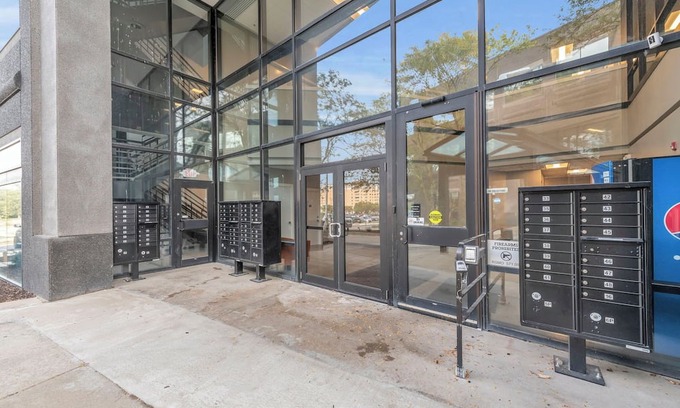 Waldron Casa | Modern & Nice Place in Kansas Free Parking & WiFi Near Airport Very Convenient