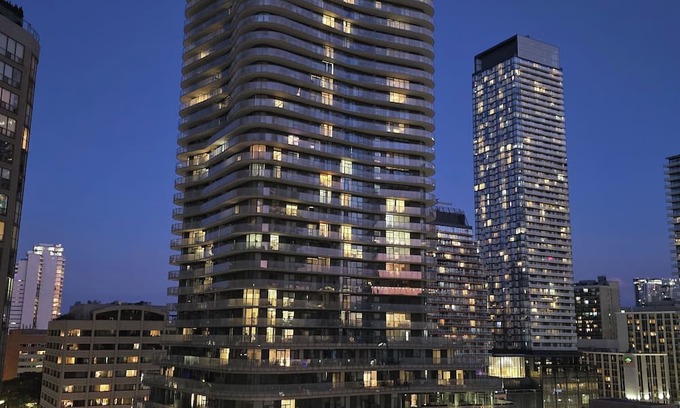 Bay Cloverhill Condominio | Luxurious City Retreat with Stunning Views, Modern Amenities & Prime Location!nn