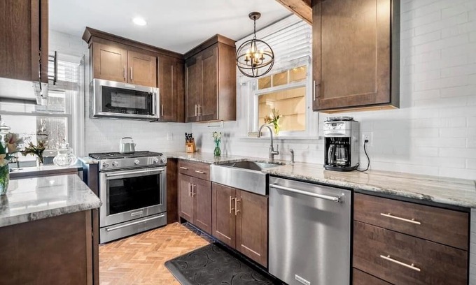 North End Casa | 5 bedrooms, Sleeps 12, steps to beach and boards with parking in the Gardens