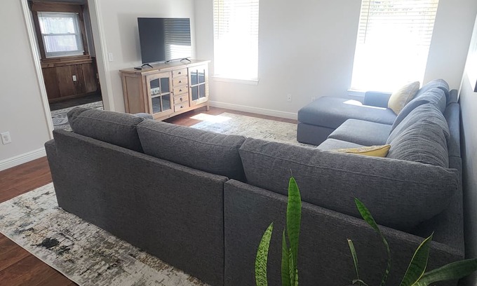 Roanoke Casa | Charming 3-bedroom, 2 bathroom house in downtown Roanoke.