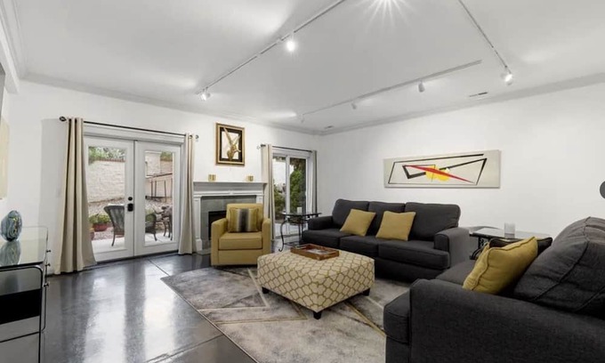 Broadmoor Apartamento | Charming 2-bedroom apartment nestled in nature behind the Broadmoor Hotel.