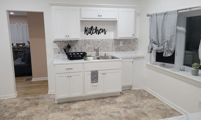 Charlotte Apartamento | Quiet, Beachside Modern 2-bedroom with WiFi and AC in charming Rochester