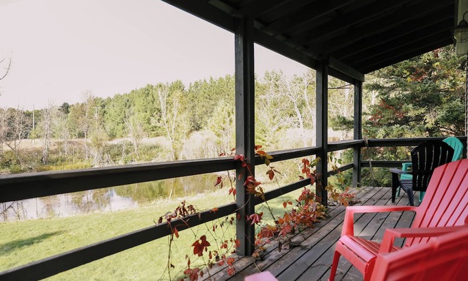 Cheboygan County Casa | Cozy 1-loft room house with Fast WiFi, in charming Indian River. Near Mackinaw.