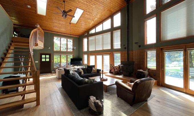 White Mills Cabina | Private lake 4bd/4ba cabin on 36 acres in northern Poconos