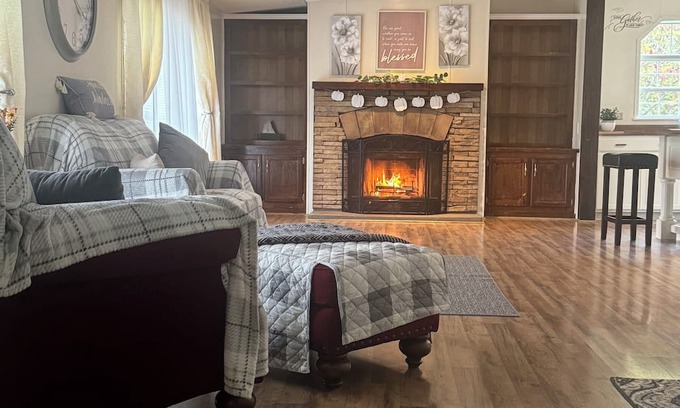 Montgomery Casa | Spacious house with an open floor plan. Family friendly. Serene back yard.