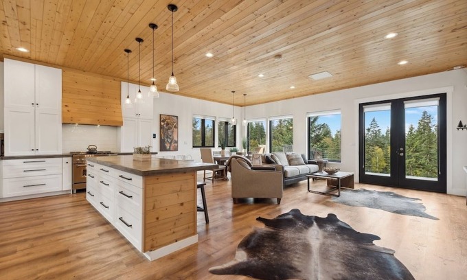 Kalispell Casa | Idyllic 5BD Montana Home w/private hot tub, fire pit & amazing views! Sleep 8!