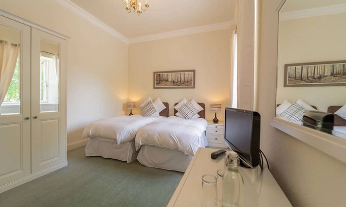 Livingston Cabina | This spacious twin room, located on the first floor, boasts relaxing neutral decor,