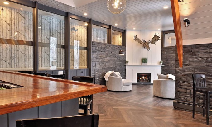 Killington Cabina | The Birch Ridge #10 - Blue Velvet Room, a cozy boutique hotel in the heart of Killington, Vermont.