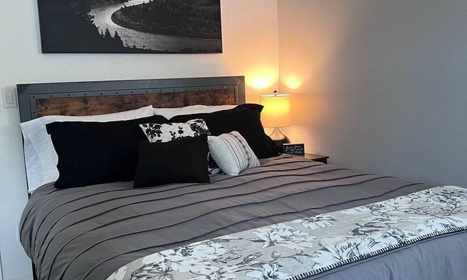 Des Moines Apartamento | "The Cozy Studio" Not shared space, in awesome Des Moines with AC, WiFi