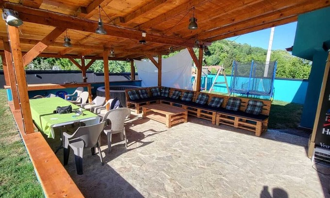 Petrovaradin Casa | Charming 4-bedroom house with WiFi, AC in peaceful Rakovac