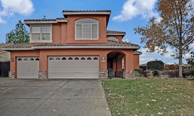 Nut Tree Casa | Spacious 5-bedroom house in fabulous Vacaville with AC