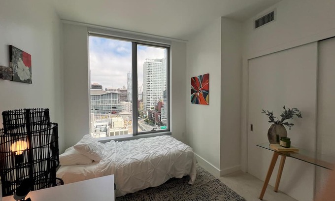 Financial District Apartamento | Modern High-Rise Retreat with Stunning Views in the Tech Heart of San Francisco