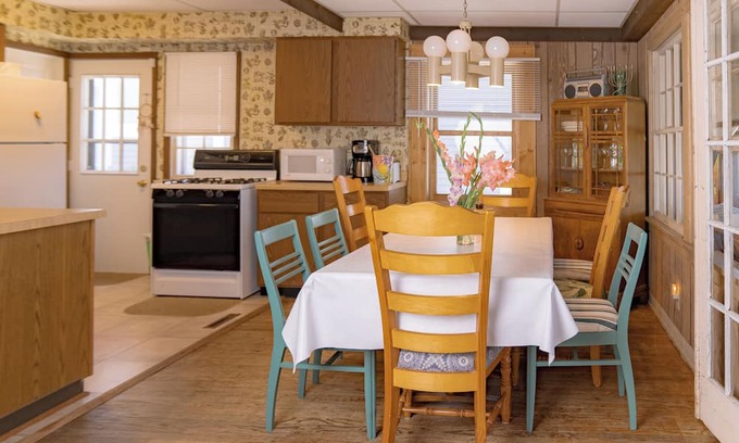 Michigan City Apartamento | Lakeside with Beach in Backyard - New Listing