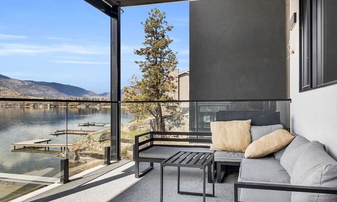 Okanagan-Similkameen Casa | Luxe Lakeside Home w/Private Dock, Views & Boat Lift