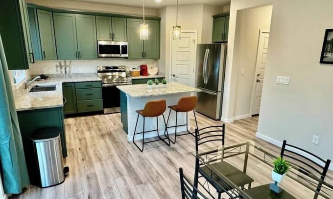 Superior Casa | Spacious Home. Trails, open space & Views.nn