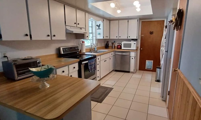 Hollywood Estates Of Canova Park Casa | Charming 3-bedroom house with AC, WiFi in brilliant Melbourne