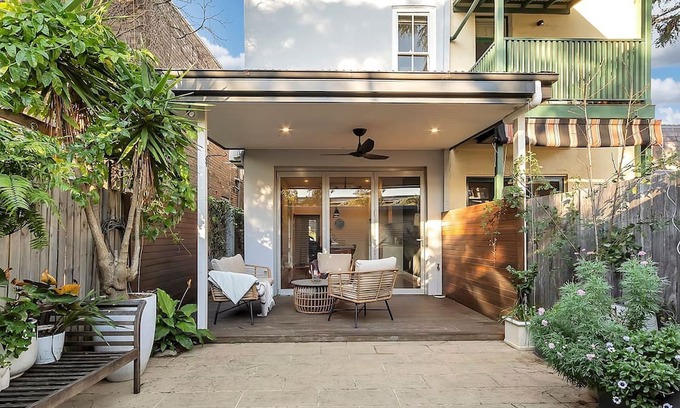 Redfern Apartamento | Prime Location Retreat with Private Garage Parking