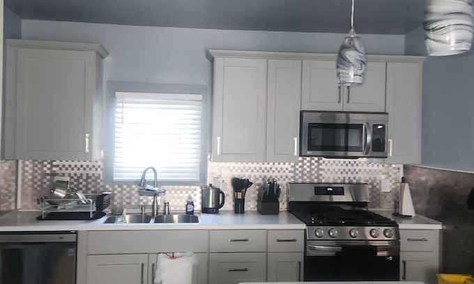 South Broadway Casa | Spacious 4-bedroom house with AC and WiFi in charming Cleveland Neighborhoodn