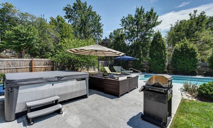 Lenexa Casa | Luxury Lenexa 3-bedroom house with heated pool