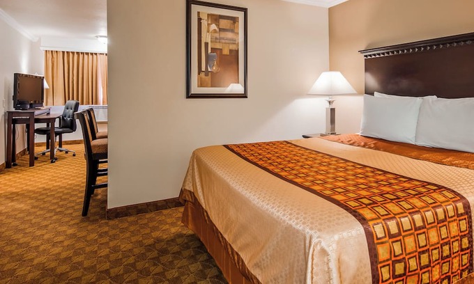 Lompoc Apartamento | Hotel Suite in Lompoc with Kitchenette, Pool and Complimentary Breakfast