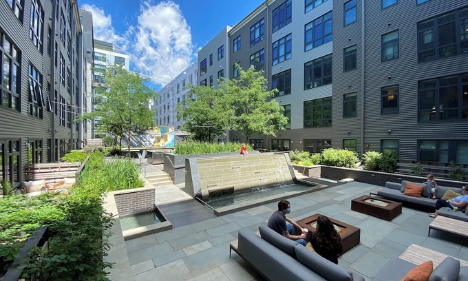 Gallaudet Apartamento | Modern Union Market Apt: Free WiFi, Parking, 55" QLED TV, All Major Streaming